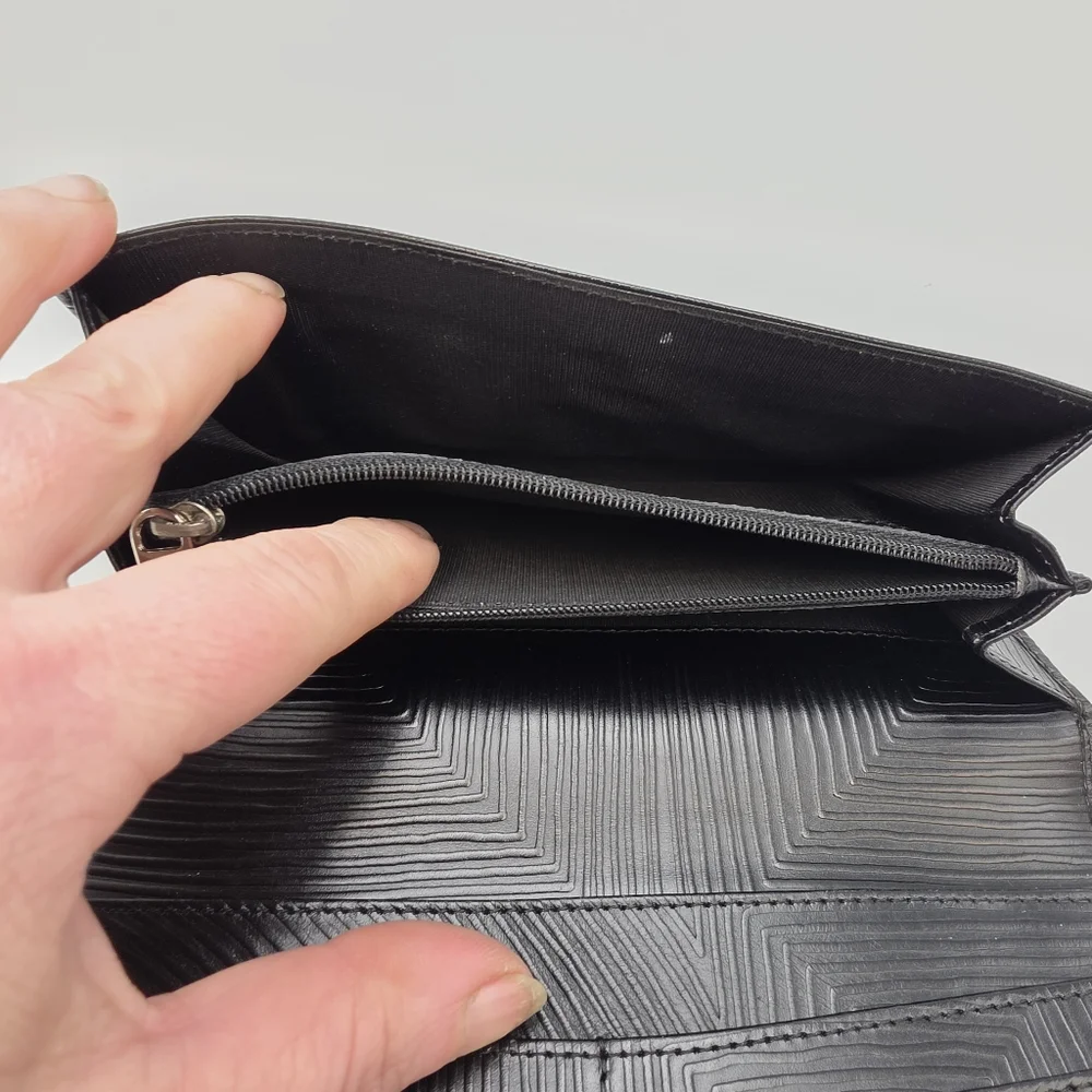 Bally textured black